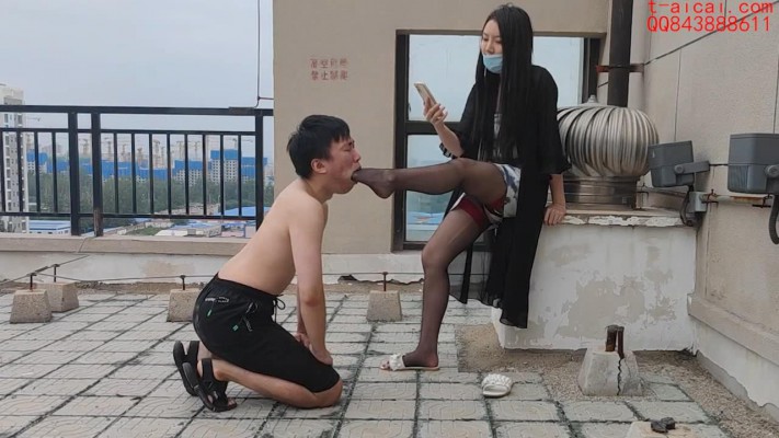 国民女皇脚插吐血户外羞辱脚奴