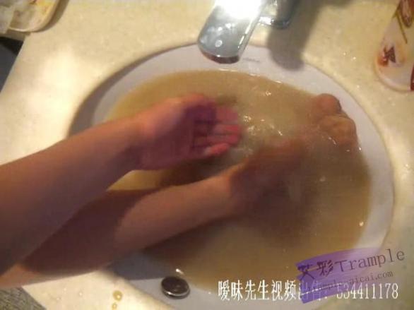 【典藏精品】高清肉丝足高清恋足大片之《奶茶浴丝足美脚》~