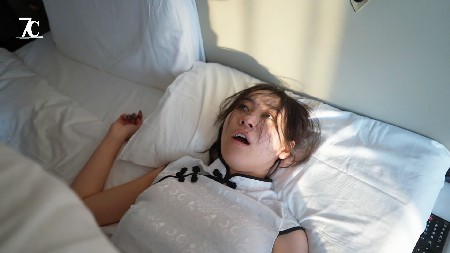 7C 闷死纹身丝袜女