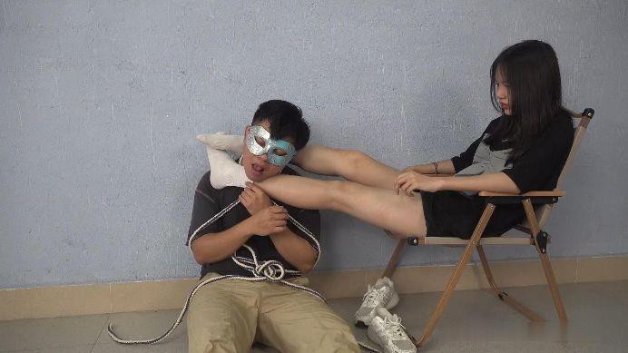 【南国原创】刁蛮女神美妮击败匪徒，腿绞控制呼吸，刺激的语言和剧情！ YC-220529-5