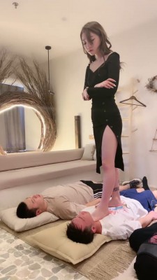 【领主老大】车模S全体重踩踏/深喉三奴才 bf23364