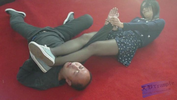 决死阵中的情侣决斗—黑丝脚夹脖子扭断吐血