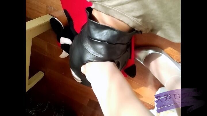 艾丝女王肉丝调教踩踏新手奴