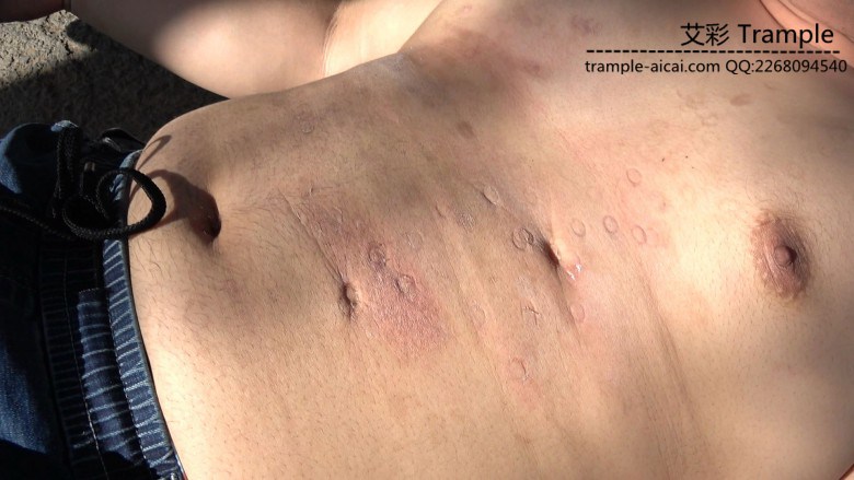 变态司机花光工资让拜金女羞辱