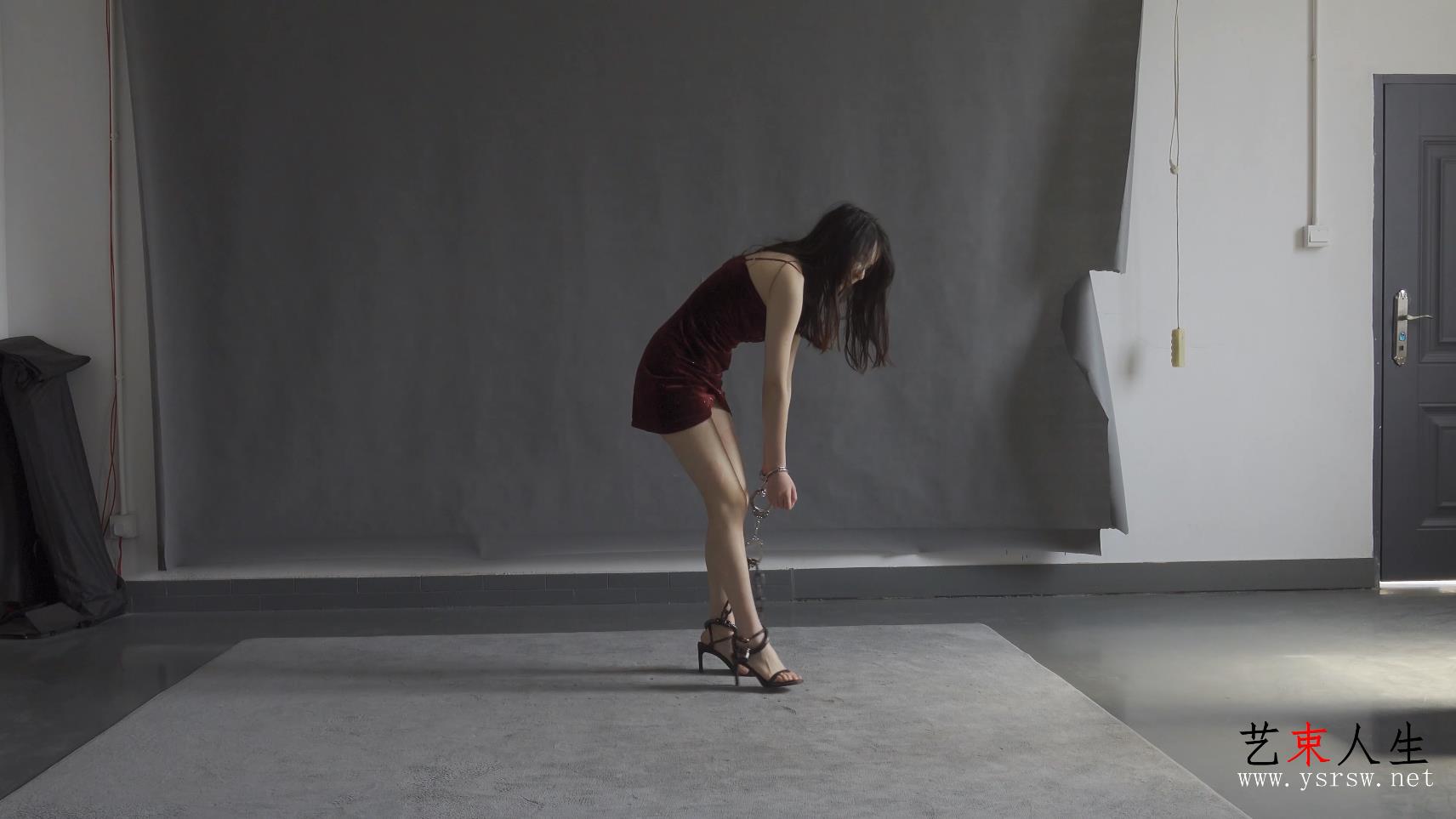 【艺束人生】2022_25期视频  子娴拍摄镣铐体验