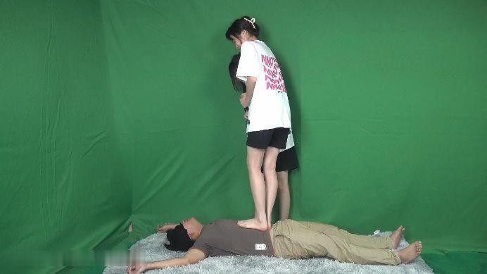 【南国原创】晓琴和闺蜜苏苏无情踩踏同学，美脚臭袜子玩弄,玩的很嗨！YC-220608-3