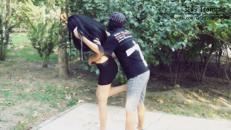 美女公园教闺蜜踢裆虐蛋（有花絮） 180624-6