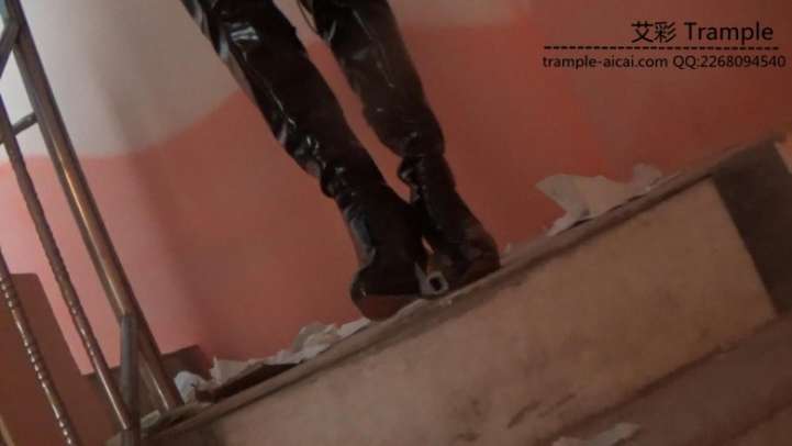 模特小沐漆皮靴物体粉碎 [