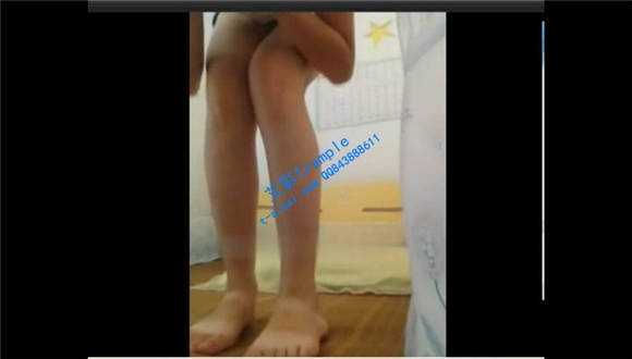 小女孩边和网友聊天边展示玉足