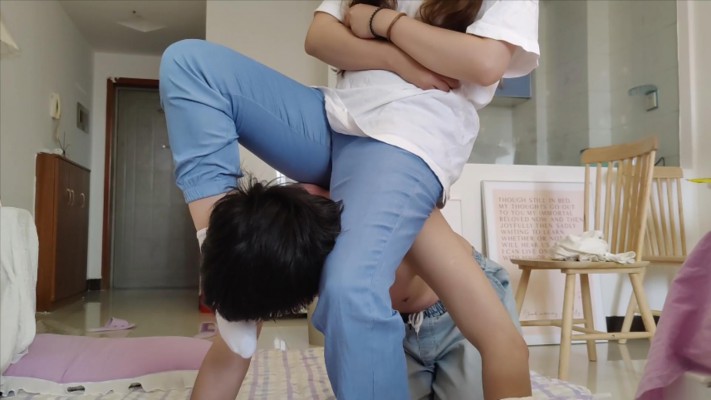 【子怡】用鞋袜给毯子胸口刮痧 YC-220602-4_HD绳艺资源