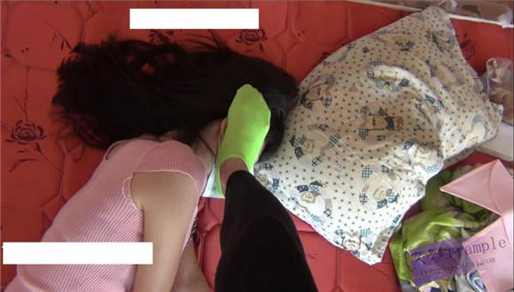 甜儿公主绿棉袜虐踩LULU肚子和脸蛋 G-NV-108