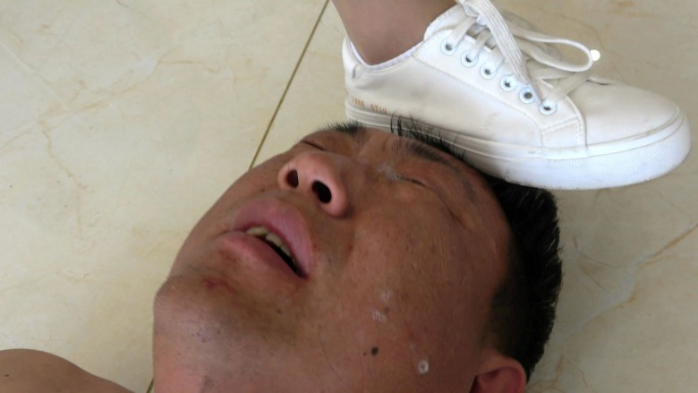 超脏小白鞋，白棉袜暴力羞辱猪头