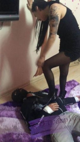 三位女主爆踢内裤小偷