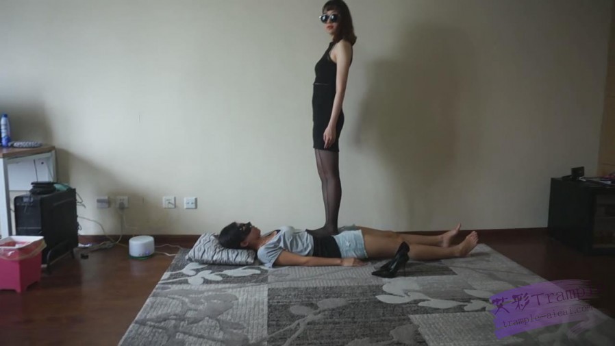 『小妮女女』黑丝高跟调教女M舔鞋,全体重细跟践踏，蹂躏下体。