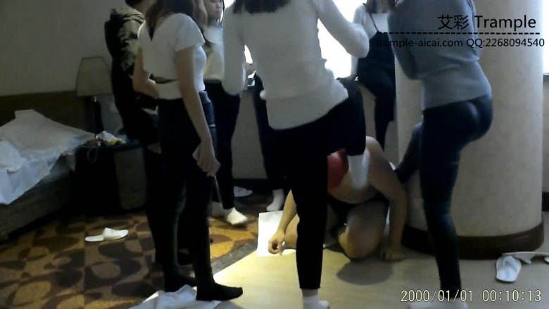 【七小主】众多女生臭脚围殴头套男