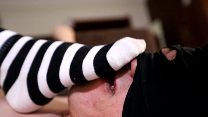 【爱吃橘子的喵】臭脚使劲蹂躏脸强迫闻棉袜_HD绳艺资源