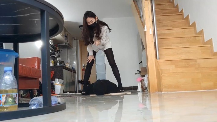 白领小鱼大人黑丝高跟大长腿羞辱胯下狗，命令钻胯，践踏狗头 YC-220429