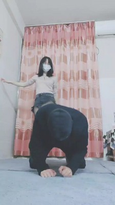 【琳琳S】长靴黑丝强迫狗舔干净 bf23180