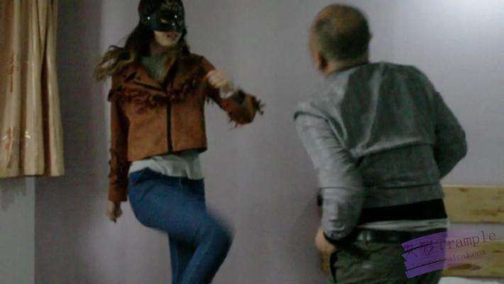 跆拳道美女人肉沙包