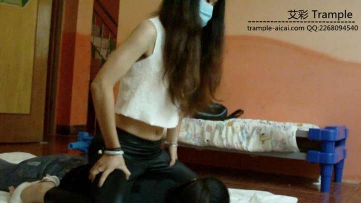 女体格斗打肚子骑乘绞杀窒息