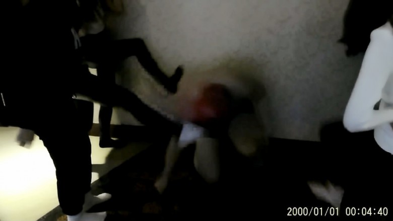 不良少女圈踢套头猥琐男