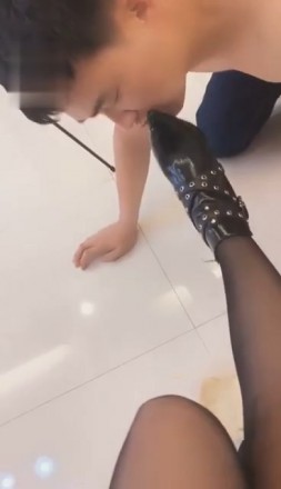 冷柔S-鞋底丝足喂食挑逗最贱狗