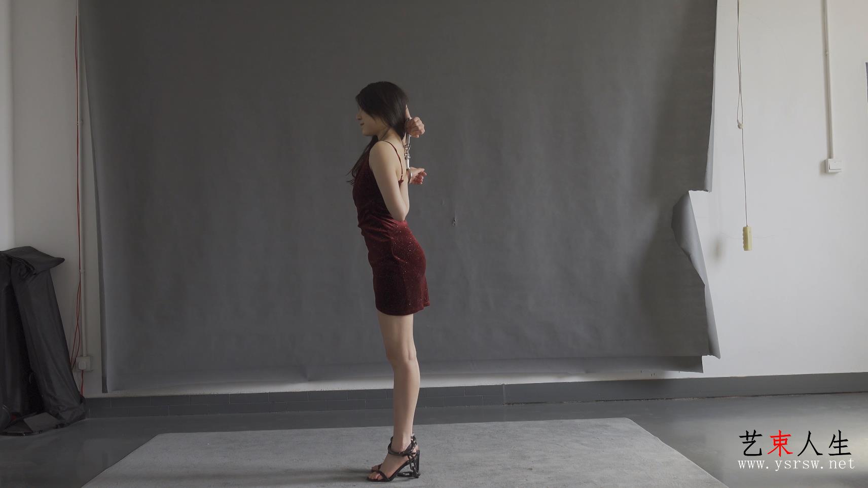 【艺束人生】2022_25期视频  子娴拍摄镣铐体验