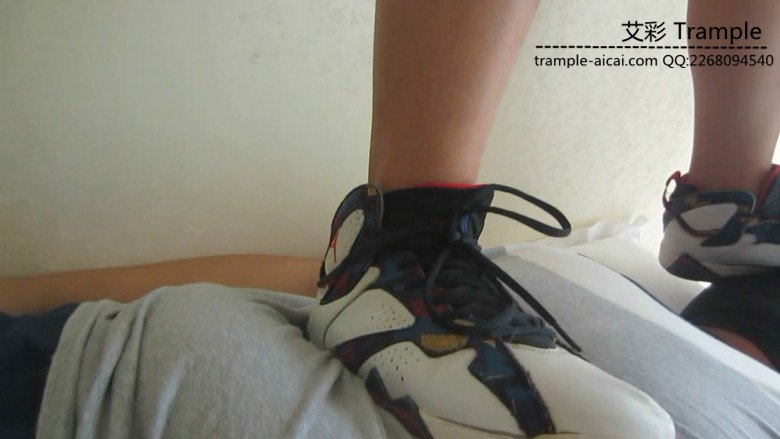 篮球aj7长腿美女脏篮球鞋暴力踩跺