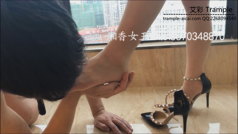 《湘香女王》阳台丝足高跟踩踏足深喉