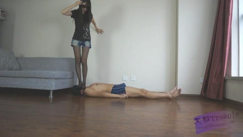 『灵魂女主』-黑丝高跟践踏狗奴，高跟踢裆踢头，羞辱