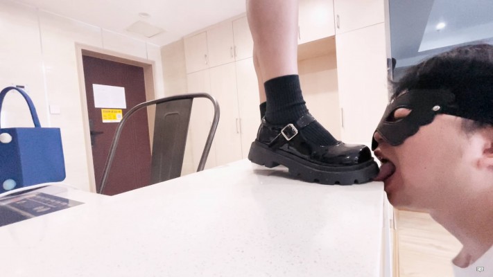 【00后小彤】JK小皮鞋玩弄哥哥，踩踏舔鞋踩舌头踩手 YC-230414-7_HD绳艺资源