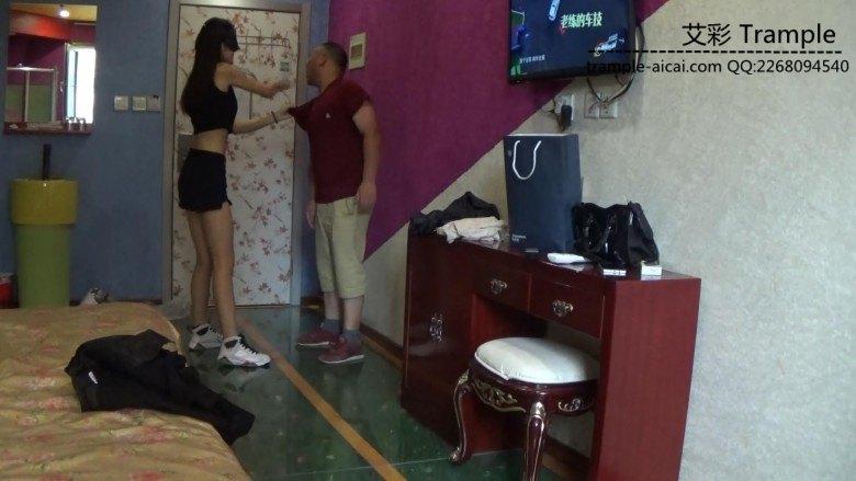 偷闻女主内衣遭虐打