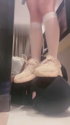 【桃子老师】运动鞋白丝全体重踩踏 bf15615