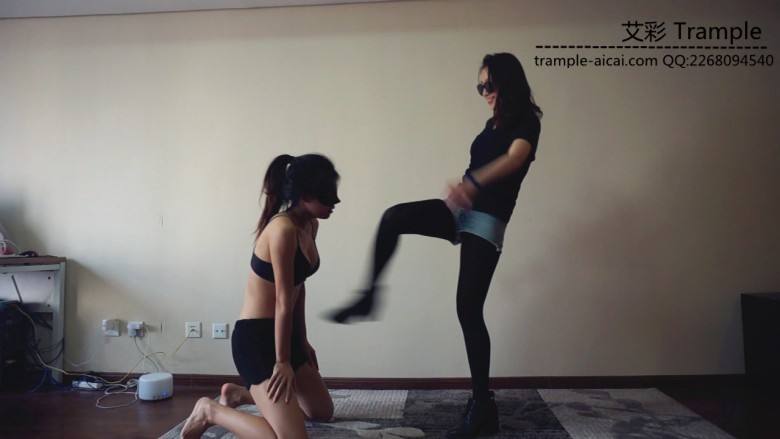 『小妮女女』原味白袜皮靴暴力调教瘦弱女M，踢裆，踩踏，羞辱，闻臭袜子。