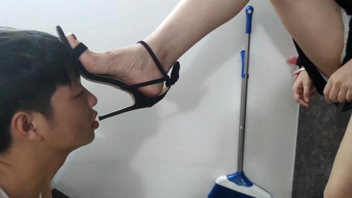 小鱼女神凉高+裸色高跟裸足踢裆猥琐佬 YC-220114