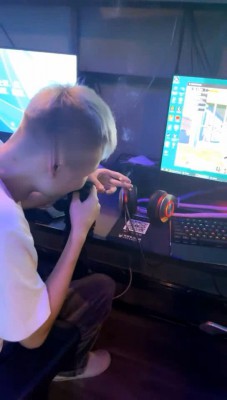 【Fiona菲菲】网吧系列2调教偷丝袜的猥琐男【完整版】 bf23229