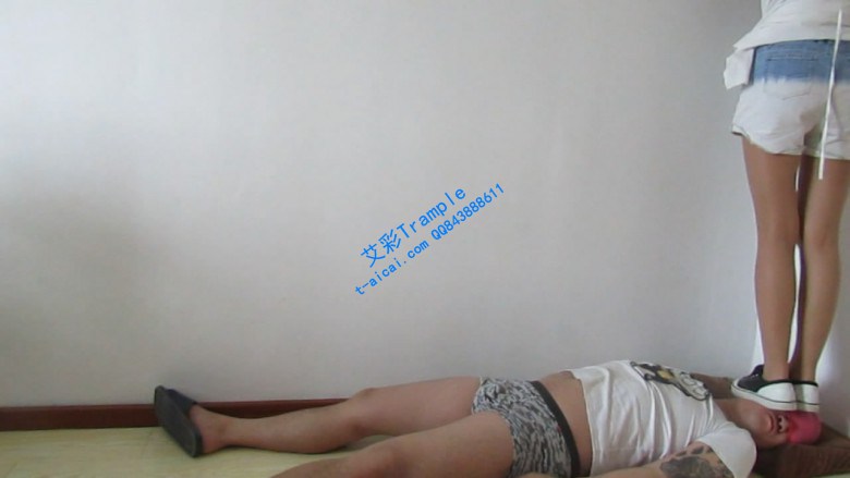 长腿女神帆布鞋踩踏肥仔