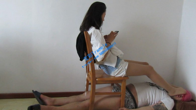 长腿女神帆布鞋踩踏肥仔