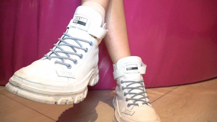 【校园女流氓】Baby POV舔脏鞋闻臭短丝