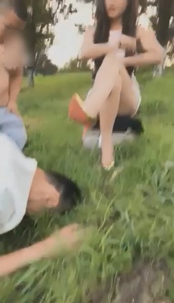 冷柔精彩户外爬行比赛遛狗