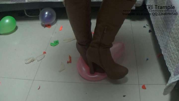 黑丝高跟靴子踩气球