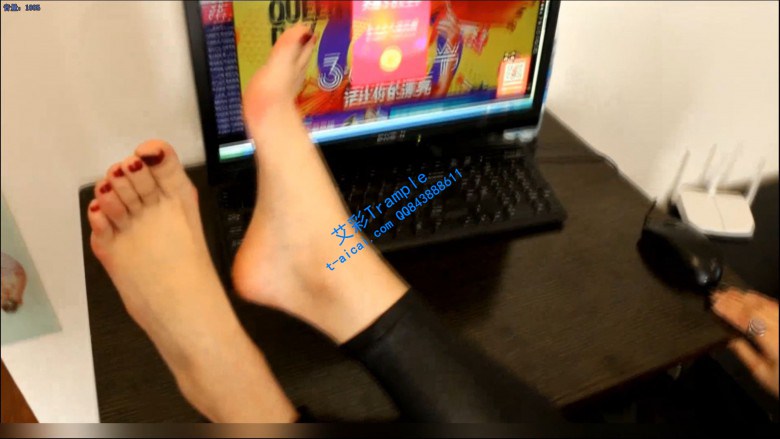 漂亮小姐姐高跟皮裤裸足