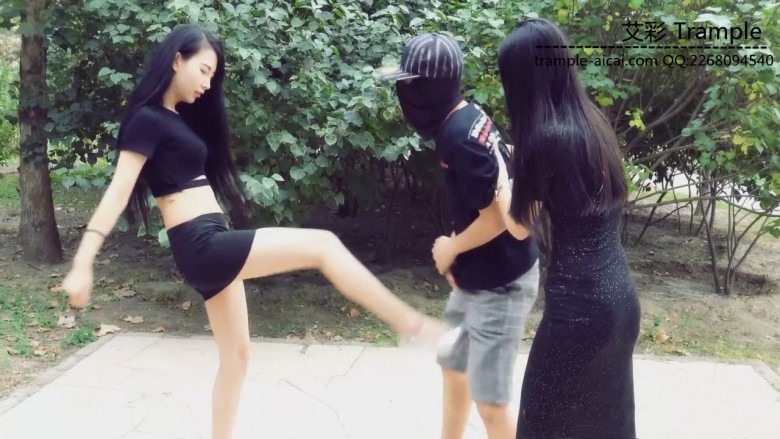 美女公园教闺蜜踢裆虐蛋（有花絮） 180624-6