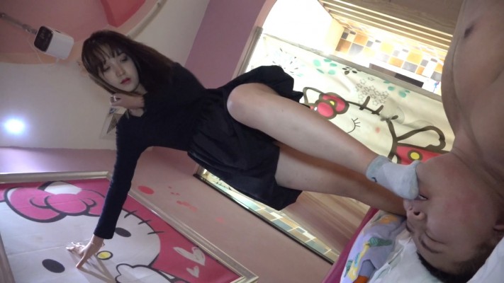 【校园女流氓】下课后臭袜摧残社会废物