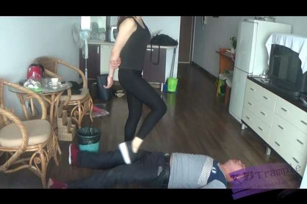 燕子女主足打耳光肉垫