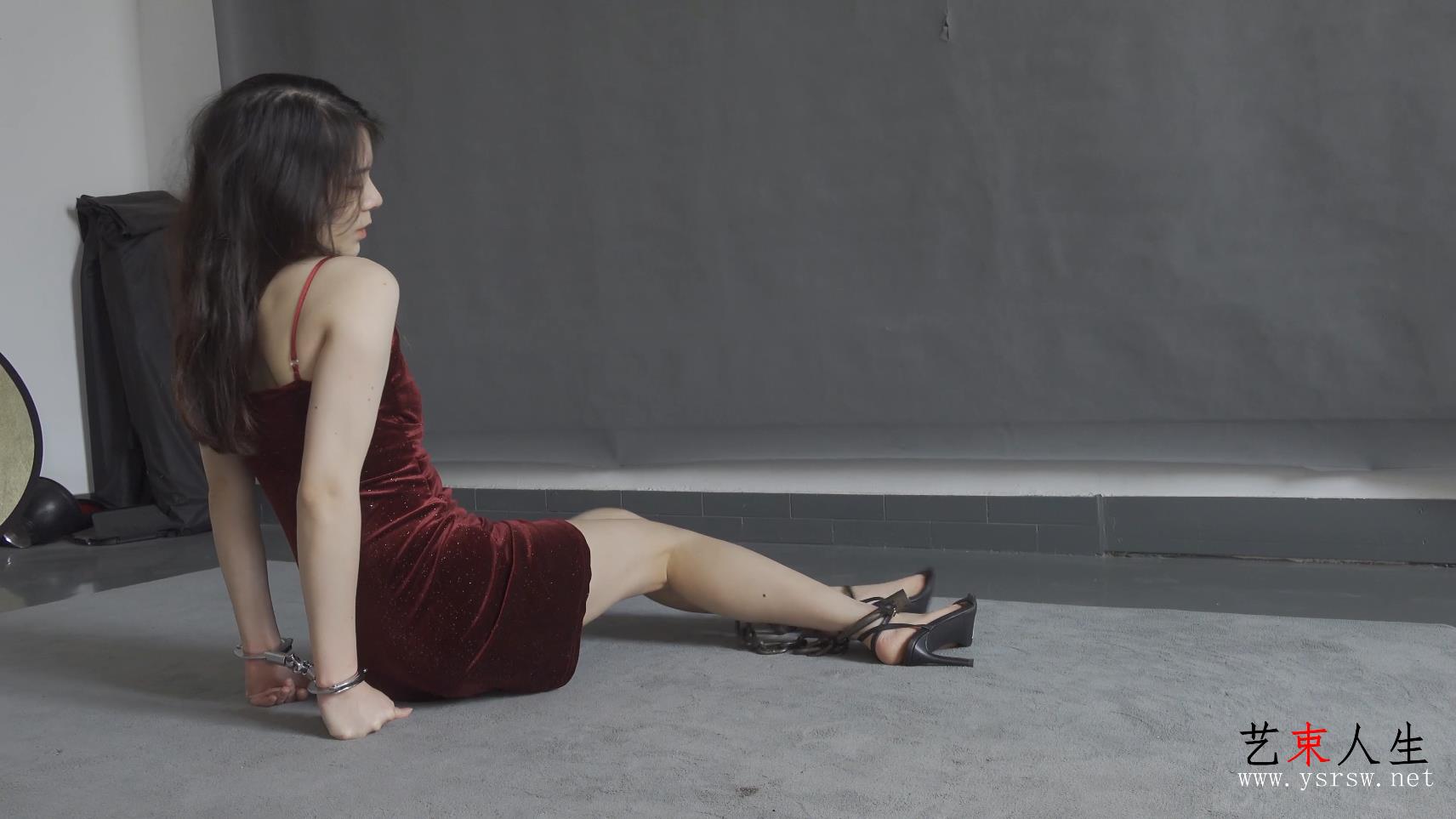 【艺束人生】2022_25期视频  子娴拍摄镣铐体验