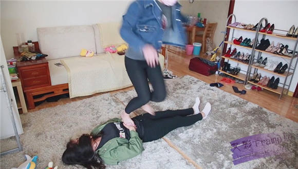 艾丝指导两高中妹子互踩，最后艾丝也忍不住上去踩了两脚 G-NV-216