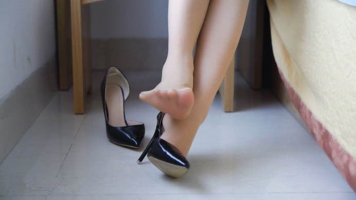 【贝琳S】肉丝脚下饥渴的狗狗