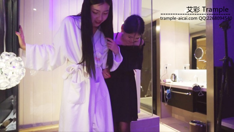 歆玥洛芸双s暴力踩踏毯子