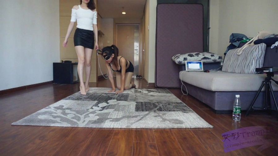 『小妮女女』小妮S超性感高跟，极度虐踩母狗(超细鞋跟全体重）_HD绳艺资源